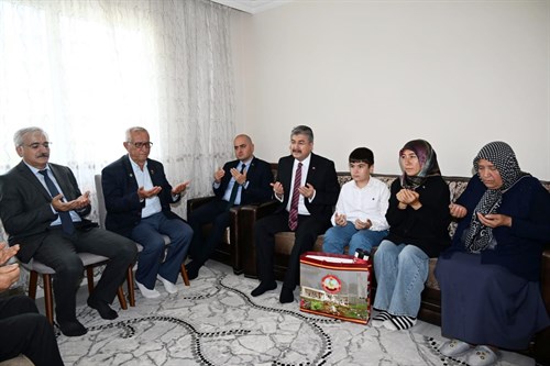 Vali Dr. Erdinç Yılmaz, Şehidimiz Piyade Uzman Çavuş Mehmet Ulusoy'un Ailesini, Kadirli İlçemizdeki Evlerinde Ziyaret Etti