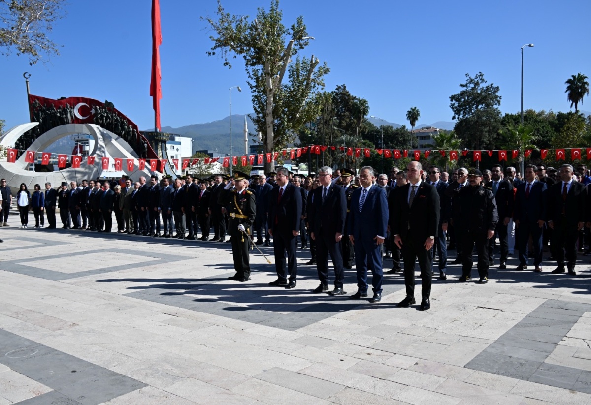 Cumhuriyetimizin Kuruluşunun 101. Yıl Dönümü Dolayısıyla Atatürk Anıtına Çelenkler Sunuldu