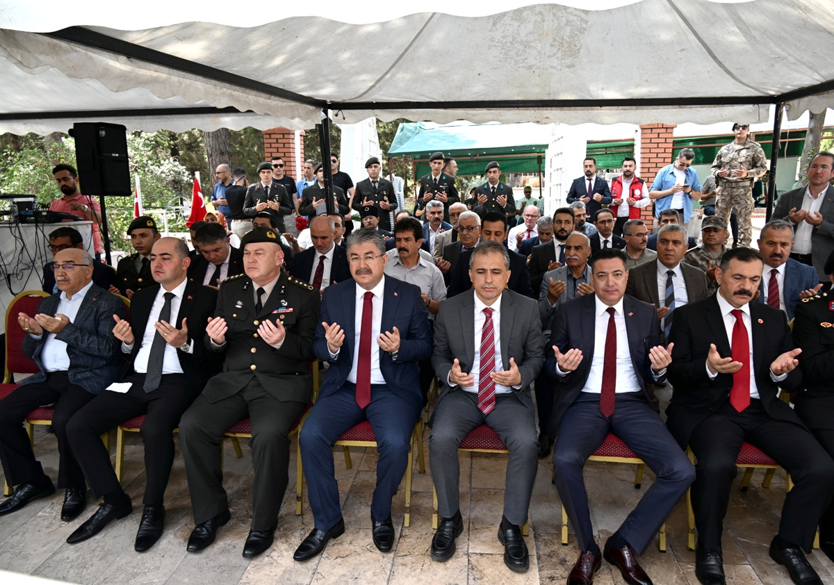 Vali Dr. Erdinç Yılmaz ve Protokol Mensupları, 15 Temmuz Demokrasi ve Milli Birlik Günü Dolayısıyla Şehitliği Ziyaret Ettiler
