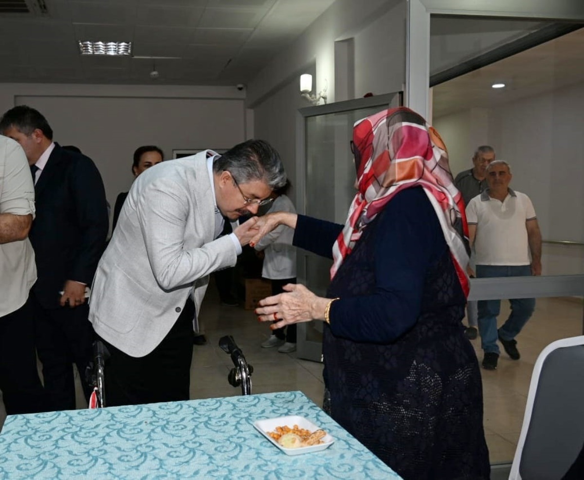 Vali Dr. Erdinç Yılmaz, Anneler Günü Dolayısıyla Özden Huzurevindeki Büyüklerimizi Ziyaret Etti