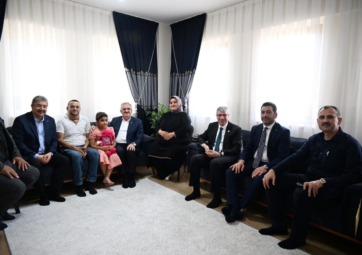 İçişleri Bakan Yardımcısı Sayın Münir Karaloğlu, Issızca Köyü Kırsal Konutlarındaki Evlerine Yerleşen Vatandaşlarımızı Ziyaret Etti