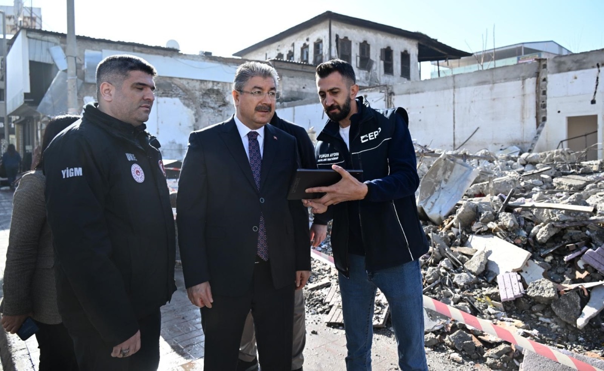 Vali Yılmaz,  Mehmet Eminler Konağı Yanında Bulunan Sıra Mağazalar Rezerv Alanında İncelemelerde Bulundu