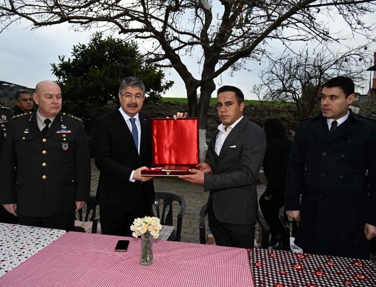  Vali Dr. Erdinç Yılmaz, Gazimiz Piyade Sözleşmeli Er Mehmet Everek’i Türkmen Beldesindeki Evinde Ziyaret Etti