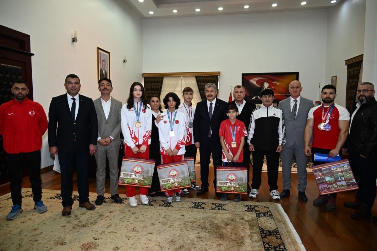 Vali Yılmaz, Başarılı Sporcularımızı Makamında Kabul Etti