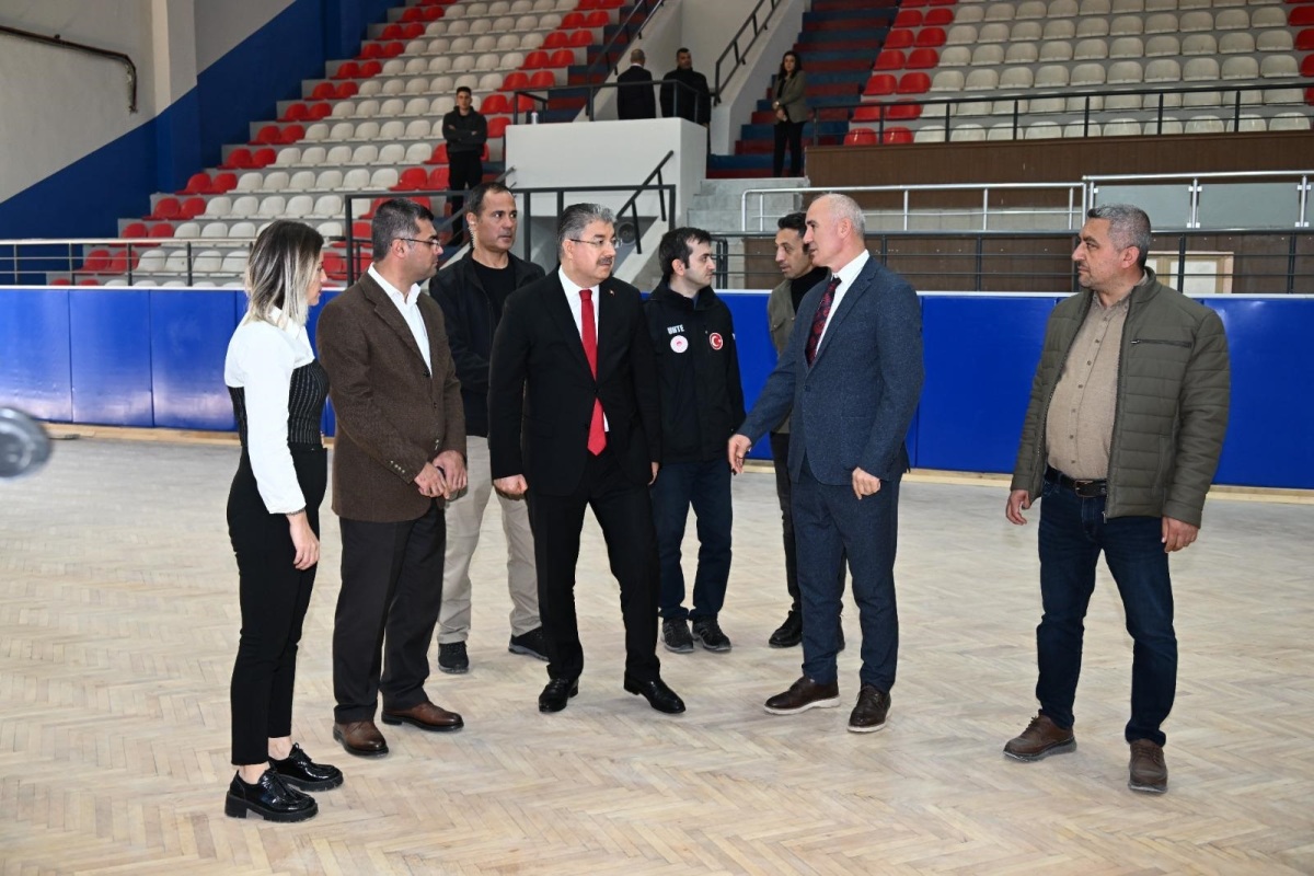 Vali Yılmaz, Bakım Onarım Çalışması Yapılan Merkez Spor Salonu’nda İncelemelerde Bulundu